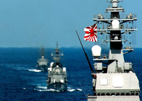 资料图片：日本军舰悬挂“旭日升天旗”。