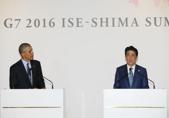 25日，奥巴马与安倍会晤后会见记者。