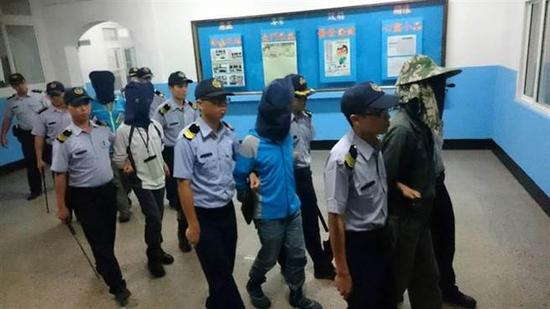7名大陆人被押至金门岸巡总队。(图片来自“中时电子报”,金门岸巡总队提供)