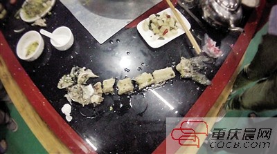  拼出鱼骨，推断鱼没有3斤8两。 本报记者 平索茜 摄