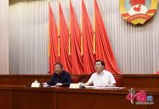 鲁炜作报告,王太华主持