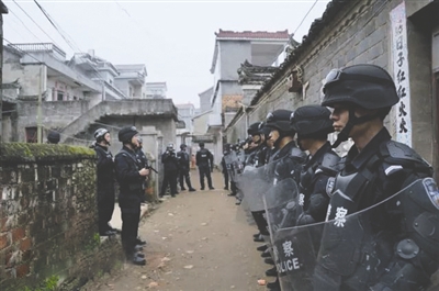 　　武警在石溪村支援专项行动 据中国新闻周刊