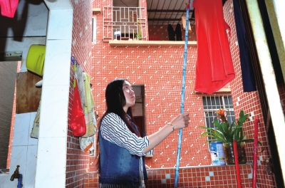 马泮辉在广东的出租屋内晾衣服。