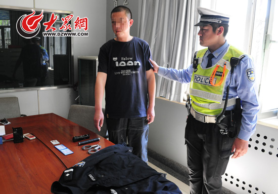 男子酒驾扣证期间开车被查 后备箱翻出警服手