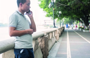  朱先生打电话向友人询问各类证件的补办事宜。 