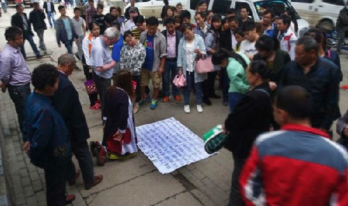 “幼师孕妇”的乞讨文以双语呈现，引起路人注意。（图片来源：台湾ETtoday东森新闻云网站）