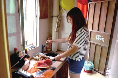 马泮艳在广东的出租屋内做饭。