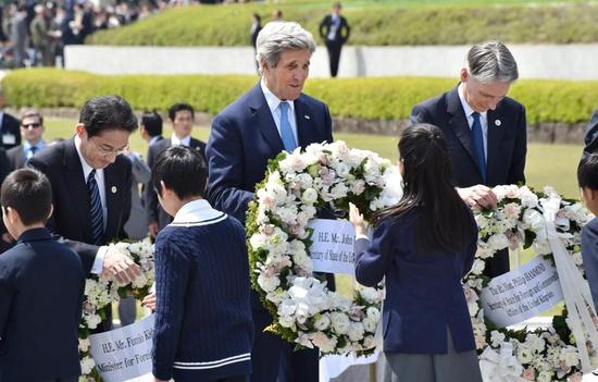 2016年4月12日，克里在日本外相岸田文雄陪同下，前往广岛纪念公园