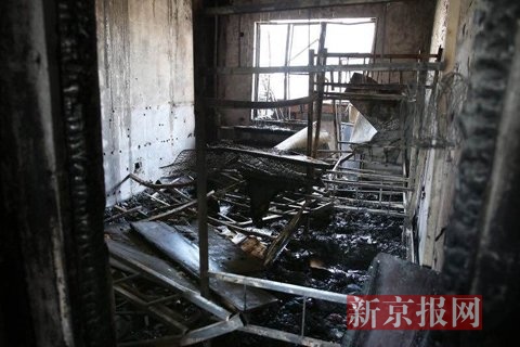 801，朝东的一个卧室内，过火比较严重，四个双层床被烧毁。
