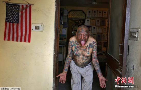 74岁的里希是多个世界纪录保持者，包括身体上最多的旗帜纹身。