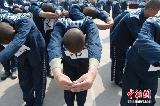 资料图:2015年4月28日,在河南省郑州市未成年犯管教所活动广场,1000余名未成年犯共同诵读《弟子规》等传统经典,他们列队整齐,抑扬顿挫。图片来源:CFP视觉中国