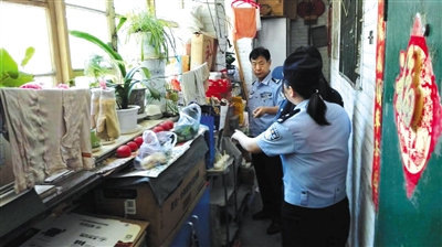 5月26日,民警复查时发现王女士逾期不改,仍在疏散通道堆放杂物。