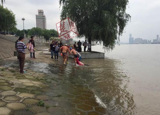 落水者被救起