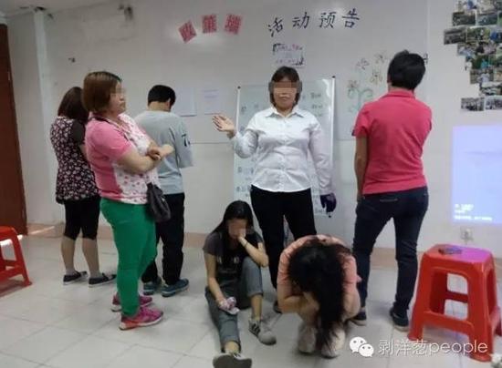 工伤女工们正在排练话剧《呐喊》。