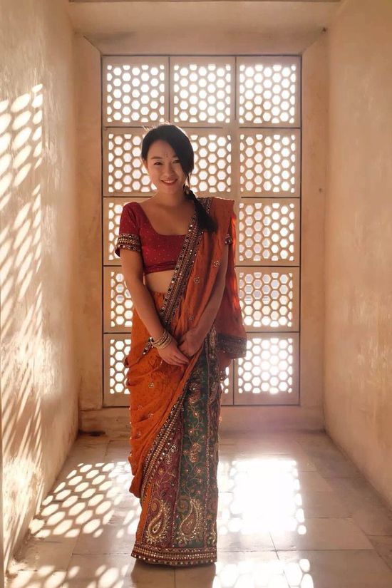 穿着印度传统服饰纱丽的梦婷