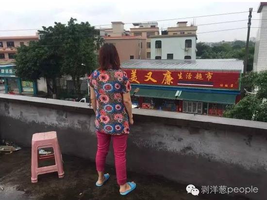 郑琳望着街对面的超市陷入沉思。开个小超市，是她一直的梦想。　新京报记者王佳慧 摄