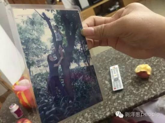 黎日连翻看自己年轻时的照片。