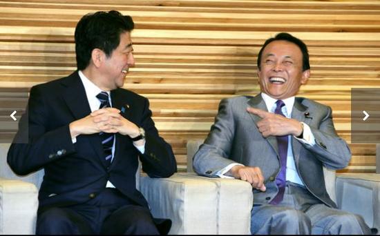 安倍晋三和麻生太郎交谈。因为执政党在众议院的多数席位，不信任案预计将被否决。