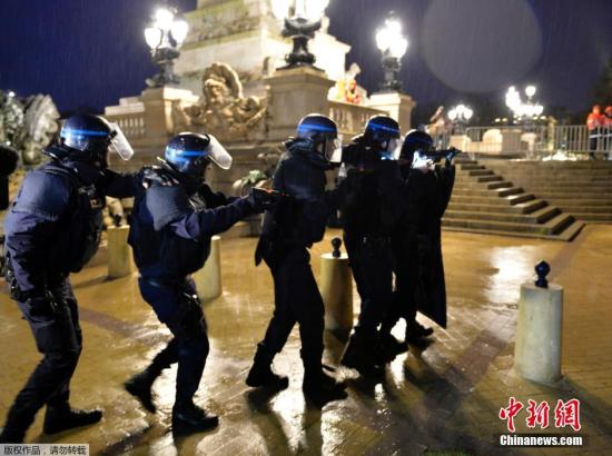 资料图：当地时间2016年4月4日，法国波尔多，法国警察在“球迷区”参加模拟恐袭演习，备战2016年法国欧洲杯安保。