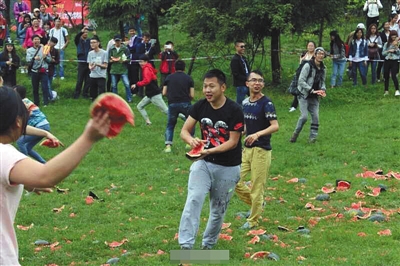 近日，网曝两千学生在重庆武隆为减压砸了一吨西瓜。 网络截图