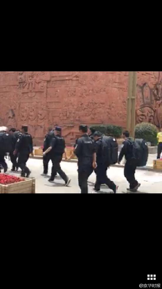 丽江古城商铺集体罢市抗议设卡收费|丽江古城