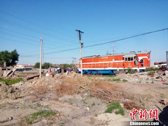 黑龙江一轿车抢越铁路道口与机车头相撞幸无伤亡 钟欣 摄