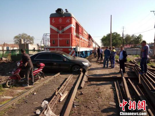 黑龙江一轿车抢越铁路道口与机车头相撞幸无伤亡 钟欣 摄