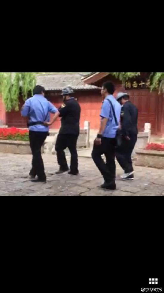 丽江古城商铺集体罢市