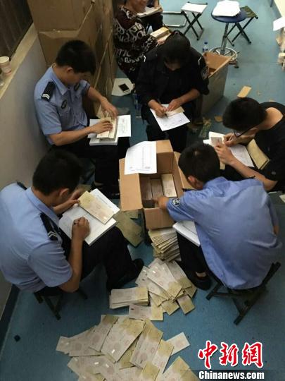 图为警方清点假发票。 钟欣 摄