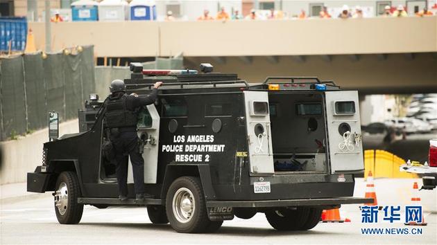 6月1日，在美国洛杉矶，防暴警察进入事发现场。