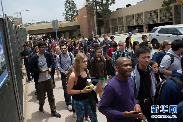 6月1日，在美国洛杉矶，学生们陆续从事发现场撤出。