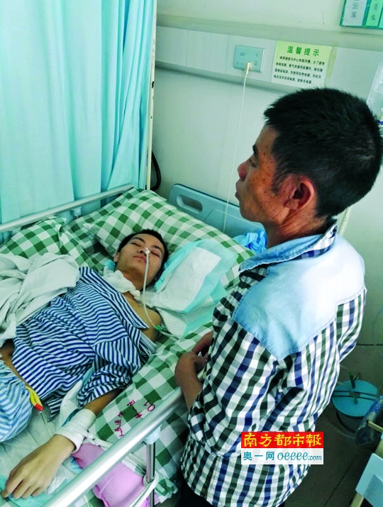 没钱吃饭，在医院照顾儿子的雷渊培老人曾经晕倒在病房，幸得热心市民帮助。南都记者 何永华 摄