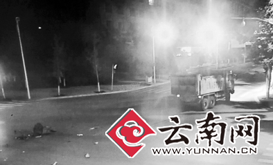 肇事后渣土车绝尘而去。