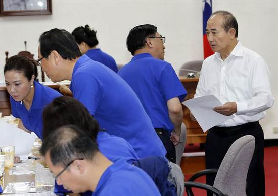 身穿一身白衣的王金平在国民党党团会议上显得异常突兀