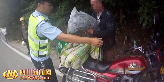 民警现场查处醉驾。（西充警方供图）