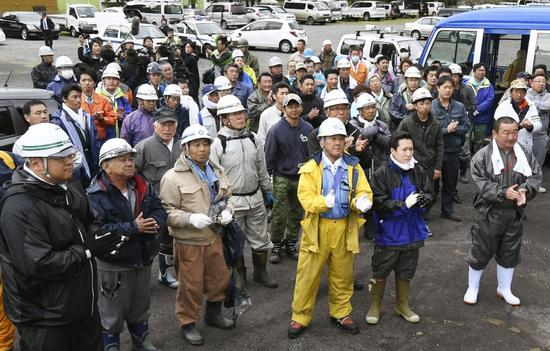 听到田野冈大和被找到的消息后，搜救人员高兴地开始鼓掌