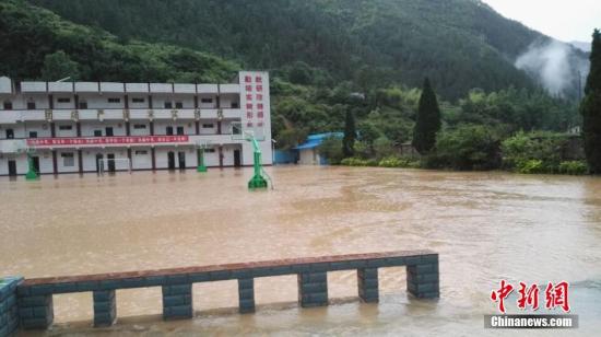 6月2日,重庆遭遇暴雨袭击,丰都县一学校操场和教室被洪水淹没。学生安全转移。