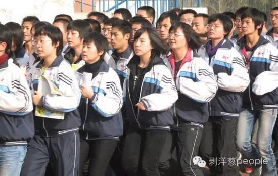 衡水中学很多学生即使跑操手中都拿着一本书,稍有间隙即争分夺秒学习。网络资料图