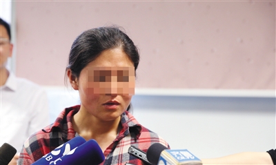 6月2日下午，“偷鸡腿妈妈”刘燕（化名）在医院内接受媒体采访。