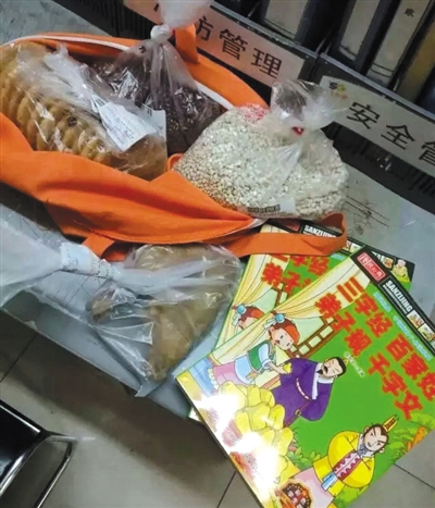 “偷鸡腿妈妈”在超市偷的鸡腿等商品。南京零距离微博截图