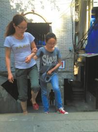 6月3日放学后，江有芳扶着女儿回家。