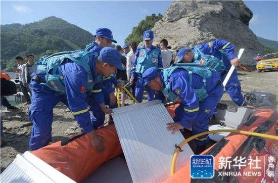 6月5日,搜救人员准备前往事发水域进行搜救。新华社薛玉斌摄