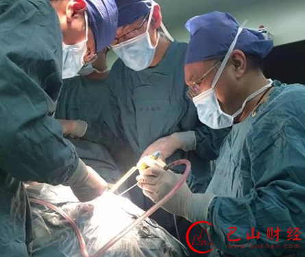 因为刀尖伤及大脑，医院连夜召集专家进行开颅手术。