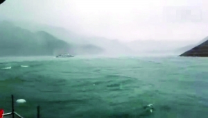 附近垂钓者拍下沉船最后画面,当时湖面上风雨大作