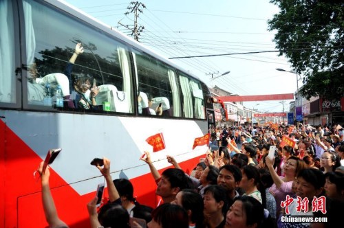 资料图：6月5日上午，19辆大巴车从毛坦厂校园缓缓开出，一年一度的万人送考拉开大幕。 中新社记者 韩苏原 摄