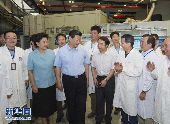 图为：2013年7月17日，中共中央总书记、国家主席、中央军委主席习近平到中国科学院考察工作。这是习近平在实验室了解科研人员利用同步辐射装置开展科研的情况。