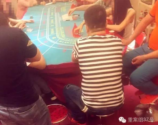 一炫（音）牌结束后，赌桌中间的荷手正在洗牌