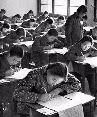 恢复高考的冬夏两季,全国有1160万人参加考试,是迄今为止世界考试史上人数最多,规模最大的一次考试。当年全国共需招40.1万名大学生,录取比例是29:1。