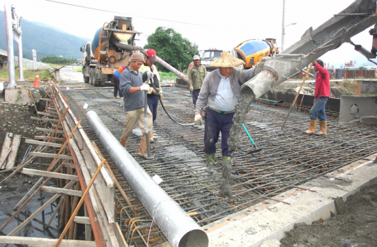 台水泥工日薪2200元没人做 网友:薪水十年未变