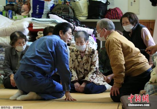 当地时间2016年4月23日，日本首相安倍晋三前往熊本县南阿苏村临时安置点激励灾民。
